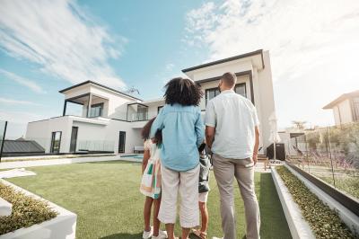 Familie steht vor modernem Haus - Grenzland Immobilien